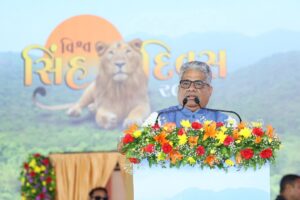 આજે 'વિશ્વ સિંહ દિવસ' અંતર્ગત દેવભૂમિ દ્વારકા જિલ્લાના ટીંબડી ખાતે માનનીય મુખ્યમંત્રી શ્રી Bhupendra Patel તથા કેન્દ્રીય મંત્રી શ્રી ભૂપેન્દ્ર યાદવજીની વિશેષ ઉપસ્થિતિમાં રાજ્યકક્ષાનો કાર્યક્રમ યોજાયો. આ કાર્યક્રમમાં વન અને પર્યાવરણ વિભાગના ₹179 કરોડના વિવિધ પ્રકલ્પોનું લોકાર્પણ અને ખાતમુહૂર્ત કરવામાં આવ્યું તેમજ એશિયાટિક સિંહોના સંરક્ષણ અને સંવર્ધનને દર્શાવતા 'Lion Estimation Report' પુસ્તકનું વિમોચન પણ કરાયું.  #WorldLionDay2025