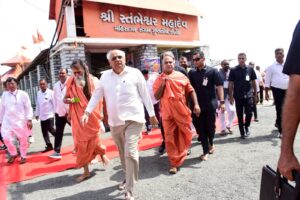 પવિત્ર શ્રાવણ માસના બીજા સોમવાર નિમિત્તે માનનીય મુખ્યમંત્રી શ્રી Bhupendra Patel એ ભરૂચ જિલ્લાના પ્રાચીન તીર્થક્ષેત્ર શ્રી સ્તંભેશ્વર મહાદેવની પૂજા-અર્ચના કરી તેમજ સૌની શાંતિ, સુખાકારી અને પ્રગતિની પ્રાર્થના કરી યજ્ઞમાં આહૂતિ આપી હતી. હર હર મહાદેવ