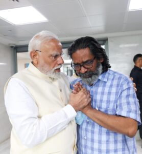 માનનીય પ્રધાનમંત્રી શ્રી Narendra Modi જીએ આજે ઝારખંડના પૂર્વ મુખ્યમંત્રી શિબૂ સોરેનજીને ભાવભીની શ્રદ્ધાંજલિ અર્પણ કરી તેમજ આ દુઃખની ઘડીમાં તેમના પરિવારજનોને સાંત્વના પાઠવી.