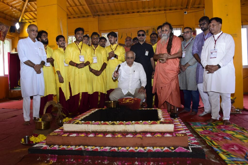 પવિત્ર શ્રાવણ માસના બીજા સોમવાર નિમિત્તે માનનીય મુખ્યમંત્રી શ્રી Bhupendra Patel એ ભરૂચ જિલ્લાના પ્રાચીન તીર્થક્ષેત્ર શ્રી સ્તંભેશ્વર મહાદેવની પૂજા-અર્ચના કરી તેમજ સૌની શાંતિ, સુખાકારી અને પ્રગતિની પ્રાર્થના કરી યજ્ઞમાં આહૂતિ આપી હતી. હર હર મહાદેવ