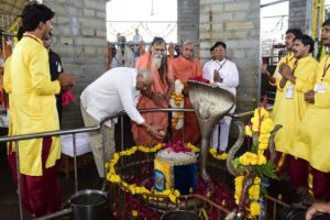 પવિત્ર શ્રાવણ માસના બીજા સોમવાર નિમિત્તે માનનીય મુખ્યમંત્રી શ્રી Bhupendra Patel એ ભરૂચ જિલ્લાના પ્રાચીન તીર્થક્ષેત્ર શ્રી સ્તંભેશ્વર મહાદેવની પૂજા-અર્ચના કરી તેમજ સૌની શાંતિ, સુખાકારી અને પ્રગતિની પ્રાર્થના કરી યજ્ઞમાં આહૂતિ આપી હતી. હર હર મહાદેવ