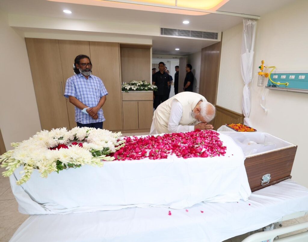 માનનીય પ્રધાનમંત્રી શ્રી Narendra Modi જીએ આજે ઝારખંડના પૂર્વ મુખ્યમંત્રી શિબૂ સોરેનજીને ભાવભીની શ્રદ્ધાંજલિ અર્પણ કરી તેમજ આ દુઃખની ઘડીમાં તેમના પરિવારજનોને સાંત્વના પાઠવી.
