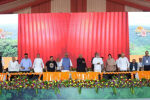 આજે 'વિશ્વ સિંહ દિવસ' અંતર્ગત દેવભૂમિ દ્વારકા જિલ્લાના ટીંબડી ખાતે માનનીય મુખ્યમંત્રી શ્રી Bhupendra Patel તથા કેન્દ્રીય મંત્રી શ્રી ભૂપેન્દ્ર યાદવજીની વિશેષ ઉપસ્થિતિમાં રાજ્યકક્ષાનો કાર્યક્રમ યોજાયો. આ કાર્યક્રમમાં વન અને પર્યાવરણ વિભાગના ₹179 કરોડના વિવિધ પ્રકલ્પોનું લોકાર્પણ અને ખાતમુહૂર્ત કરવામાં આવ્યું તેમજ એશિયાટિક સિંહોના સંરક્ષણ અને સંવર્ધનને દર્શાવતા 'Lion Estimation Report' પુસ્તકનું વિમોચન પણ કરાયું.  #WorldLionDay2025