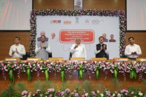માનનીય મુખ્યમંત્રી શ્રી Bhupendra Patel ની અધ્યક્ષતામાં ગાંધીનગર ખાતે જિલ્લા વિકાસ અધિકારીઓ અને જિલ્લા ગ્રામ વિકાસ એજન્સીઓના નિયામકશ્રીઓની સંયુક્ત પરિષદ સંપન્ન થઈ, જેમાં માનનીય મુખ્યમંત્રીશ્રીએ ગામતળ માટેની જમીન નીમ કરવાની પ્રક્રિયાને ઓનલાઈન કરાવતા ડિજિટલ પ્લેટફોર્મનું લોન્ચિંગ કર્યું.   આ પરિષદમાં કેબિનેટ મંત્રી શ્રી રાઘવજીભાઈ પટેલ તથા અન્ય અધિકારીઓ ઉપસ્થિત રહ્યા.