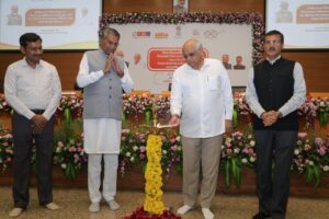 માનનીય મુખ્યમંત્રી શ્રી Bhupendra Patel ની અધ્યક્ષતામાં ગાંધીનગર ખાતે જિલ્લા વિકાસ અધિકારીઓ અને જિલ્લા ગ્રામ વિકાસ એજન્સીઓના નિયામકશ્રીઓની સંયુક્ત પરિષદ સંપન્ન થઈ, જેમાં માનનીય મુખ્યમંત્રીશ્રીએ ગામતળ માટેની જમીન નીમ કરવાની પ્રક્રિયાને ઓનલાઈન કરાવતા ડિજિટલ પ્લેટફોર્મનું લોન્ચિંગ કર્યું.   આ પરિષદમાં કેબિનેટ મંત્રી શ્રી રાઘવજીભાઈ પટેલ તથા અન્ય અધિકારીઓ ઉપસ્થિત રહ્યા.