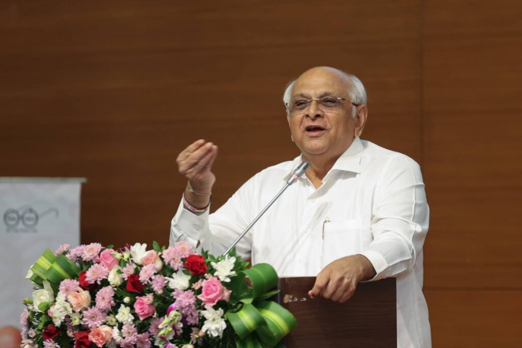 માનનીય મુખ્યમંત્રી શ્રી Bhupendra Patel ની અધ્યક્ષતામાં ગાંધીનગર ખાતે જિલ્લા વિકાસ અધિકારીઓ અને જિલ્લા ગ્રામ વિકાસ એજન્સીઓના નિયામકશ્રીઓની સંયુક્ત પરિષદ સંપન્ન થઈ, જેમાં માનનીય મુખ્યમંત્રીશ્રીએ ગામતળ માટેની જમીન નીમ કરવાની પ્રક્રિયાને ઓનલાઈન કરાવતા ડિજિટલ પ્લેટફોર્મનું લોન્ચિંગ કર્યું.   આ પરિષદમાં કેબિનેટ મંત્રી શ્રી રાઘવજીભાઈ પટેલ તથા અન્ય અધિકારીઓ ઉપસ્થિત રહ્યા.