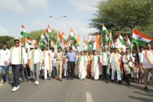 તિરંગાના રંગે રંગાયું, આપણું પાટનગર ગાંધીનગર  'હર તિરંગા, હર ઘર સ્વચ્છતા અભિયાન' અંતર્ગત આજે ગાંધીનગર મહાનગર ખાતે કેબિનેટ મંત્રી શ્રી ભાનુબેન બાબરીયાની વિશેષ ઉપસ્થિતિમાં ભવ્ય તિરંગા યાત્રા સંપન્ન થઇ. આ તિરંગા યાત્રામાં મેયર શ્રીમતી મીરાબેન પટેલ, મહાનગરના અધ્યક્ષ શ્રી આશિષભાઈ દવે સહિત હોદ્દેદારો, ધારાસભ્યશ્રીઓ, સામાજિક આગેવાનો અને મોટી સંખ્યામાં નગરજનો જોડાયા.  #HarGharTiranga #તિરંગા_યાત્રા  #TirangaYatra