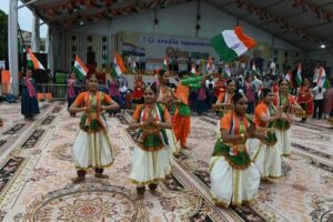 મેરી શાન તિરંગા હે,  મેરી જાન તિરંગા હે હર ઘર તિરંગા, હર ઘર સ્વચ્છતા અભિયાન અંતર્ગત આજે રાજકોટ મહાનગર ખાતે કેબિનેટ મંત્રી શ્રી રાઘવજીભાઈ પટેલની વિશેષ ઉપસ્થિતિમાં ભવ્ય તિરંગા યાત્રા સંપન્ન થઈ.  આ અવસરે પ્રદેશ ઉપાધ્યક્ષ ડૉ. ભરતભાઈ બોધરા, પ્રદેશ મંત્રી બીનાબેન આચાર્ય, યુવા મોરચાના પ્રદેશ પ્રમુખ ડૉ.પ્રશાંતભાઈ કોરાટ, મેયર શ્રીમતી નયનાબેન પેઢડીયા, મહાનગરના અધ્યક્ષ ડૉ.માધવભાઈ દવે સહિત હોદ્દેદારો, ધારાસભ્યશ્રીઓ, સામાજિક આગેવાનો અને મોટી સંખ્યામાં નગરજનો જોડાયા.  #HarGharTiranga #તિરંગા_યાત્રા #TirangaYatra