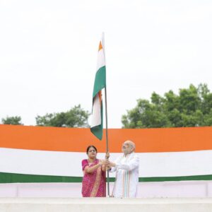 હર ઘર તિરંગા અભિયાન અંતર્ગત ગાંધીનગર લોકસભાના લોકપ્રિય સાંસદ તથા કેન્દ્રીય ગૃહ અને સહકાર મંત્રી શ્રી Amit Shah એ તેમના નિવાસસ્થાને તિરંગો લહેરાવ્યો. આવો, તમે પણ હર ઘર તિરંગા અભિયાનમાં જોડાઓ અને ઘરે તિરંગો લહેરાવો.  ભારત માતા કી જય 🇮🇳 #HarGharTiranga