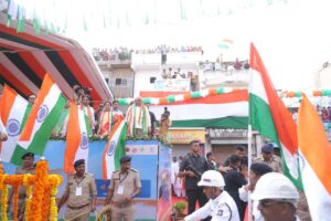 विजयी विश्व तिरंगा प्यारा, झंडा ऊंचा रहे हमारा। હર ઘર તિરંગા, હર ઘર સ્વચ્છતા અભિયાન અંતર્ગત આજે માનનીય મુખ્યમંત્રી શ્રી Bhupendra Patel ની વિશેષ ઉપસ્થિતિમાં કર્ણાવતી મહાનગર ખાતે ભવ્ય તિરંગા યાત્રા યોજાઈ. આ તિરંગા યાત્રામાં કેબિનેટ મંત્રી શ્રી ઋષિકેશભાઈ પટેલ, ગૃહ રાજ્યમંત્રી શ્રી હર્ષભાઈ સંઘવી, રાજ્યકક્ષાના મંત્રી શ્રી જગદીશભાઈ વિશ્વકર્મા, મેયર શ્રીમતી પ્રતિભાબેન જૈન, મહાનગરના અધ્યક્ષ શ્રી પ્રેરકભાઈ શાહ સહિત હોદ્દેદારો, ધારાસભ્યશ્રીઓ, સામાજિક આગેવાનો અને હજારોની સંખ્યામાં નગરજનો જોડાયા. #HarGharTiranga