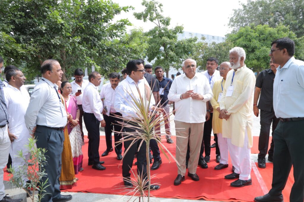 વારસા સાથે વિકાસનું ઉત્તમ ઉદાહરણ બનશે વડનગર  માનનીય મુખ્યમંત્રી શ્રી Bhupendra Patel એ આજે ઐતિહાસિક અને પુરાતત્વીય ધરોહર સમાન વડનગરમાં ₹17 કરોડના ખર્ચે નિર્માણ થઈ રહેલા મલ્ટી મોડેલ ટ્રાન્સપોર્ટ હબ અને પબ્લિક પ્લાઝાનું નિરીક્ષણ કર્યું હતું.  આ કામગીરી ઝડપથી પૂર્ણ થાય તે માટે માનનીય મુખ્યમંત્રીશ્રીએ સંબંધિત અધિકારીઓને જરૂરી સૂચનાઓ આપી હતી.