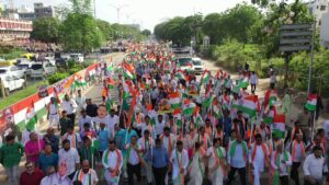 તિરંગાના રંગે રંગાયું, આપણું પાટનગર ગાંધીનગર  'હર તિરંગા, હર ઘર સ્વચ્છતા અભિયાન' અંતર્ગત આજે ગાંધીનગર મહાનગર ખાતે કેબિનેટ મંત્રી શ્રી ભાનુબેન બાબરીયાની વિશેષ ઉપસ્થિતિમાં ભવ્ય તિરંગા યાત્રા સંપન્ન થઇ. આ તિરંગા યાત્રામાં મેયર શ્રીમતી મીરાબેન પટેલ, મહાનગરના અધ્યક્ષ શ્રી આશિષભાઈ દવે સહિત હોદ્દેદારો, ધારાસભ્યશ્રીઓ, સામાજિક આગેવાનો અને મોટી સંખ્યામાં નગરજનો જોડાયા.  #HarGharTiranga #તિરંગા_યાત્રા  #TirangaYatra
