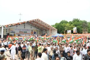 મેરી શાન તિરંગા હે,  મેરી જાન તિરંગા હે હર ઘર તિરંગા, હર ઘર સ્વચ્છતા અભિયાન અંતર્ગત આજે રાજકોટ મહાનગર ખાતે કેબિનેટ મંત્રી શ્રી રાઘવજીભાઈ પટેલની વિશેષ ઉપસ્થિતિમાં ભવ્ય તિરંગા યાત્રા સંપન્ન થઈ.  આ અવસરે પ્રદેશ ઉપાધ્યક્ષ ડૉ. ભરતભાઈ બોધરા, પ્રદેશ મંત્રી બીનાબેન આચાર્ય, યુવા મોરચાના પ્રદેશ પ્રમુખ ડૉ.પ્રશાંતભાઈ કોરાટ, મેયર શ્રીમતી નયનાબેન પેઢડીયા, મહાનગરના અધ્યક્ષ ડૉ.માધવભાઈ દવે સહિત હોદ્દેદારો, ધારાસભ્યશ્રીઓ, સામાજિક આગેવાનો અને મોટી સંખ્યામાં નગરજનો જોડાયા.  #HarGharTiranga #તિરંગા_યાત્રા #TirangaYatra