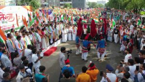 તિરંગાના રંગે રંગાયું, આપણું પાટનગર ગાંધીનગર  'હર તિરંગા, હર ઘર સ્વચ્છતા અભિયાન' અંતર્ગત આજે ગાંધીનગર મહાનગર ખાતે કેબિનેટ મંત્રી શ્રી ભાનુબેન બાબરીયાની વિશેષ ઉપસ્થિતિમાં ભવ્ય તિરંગા યાત્રા સંપન્ન થઇ. આ તિરંગા યાત્રામાં મેયર શ્રીમતી મીરાબેન પટેલ, મહાનગરના અધ્યક્ષ શ્રી આશિષભાઈ દવે સહિત હોદ્દેદારો, ધારાસભ્યશ્રીઓ, સામાજિક આગેવાનો અને મોટી સંખ્યામાં નગરજનો જોડાયા.  #HarGharTiranga #તિરંગા_યાત્રા  #TirangaYatra