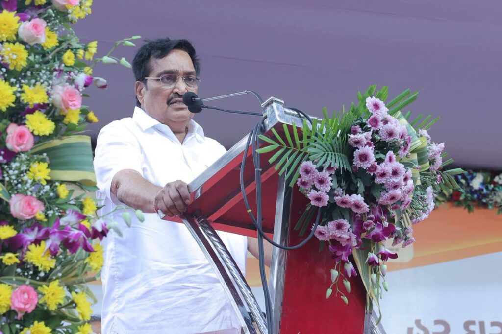 तिरंगा हमारी शान - हमारी पहचान! હર ઘર તિરંગા, હર ઘર સ્વચ્છતા અભિયાન અંતર્ગત આજે સુરત મહાનગર ખાતે કેન્દ્રીય જળશક્તિ મંત્રી અને પ્રદેશ અધ્યક્ષ શ્રી C R Paatil ની વિશેષ ઉપસ્થિતિમાં ભવ્ય તિરંગા યાત્રા યોજાઈ.  આ તિરંગા યાત્રામાં ગૃહ રાજ્યમંત્રી શ્રી હર્ષભાઈ સંઘવી, રાજ્યકક્ષાના મંત્રી શ્રી મુકેશભાઈ પટેલ, મેયર શ્રી દક્ષેશભાઈ માવાણી, સાંસદ શ્રી મુકેશભાઈ દલાલ, મહાનગરના અધ્યક્ષ શ્રી પરેશભાઈ પટેલ સહિત હોદ્દેદારશ્રીઓ, ધારાસભ્યશ્રીઓ અને મોટી સંખ્યામાં નગરજનો ઉપસ્થિત રહ્યાં. #HarGharTiranga #તિરંગા_યાત્રા #TirangaYatra
