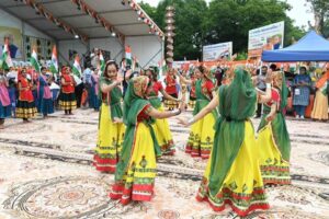 મેરી શાન તિરંગા હે,  મેરી જાન તિરંગા હે હર ઘર તિરંગા, હર ઘર સ્વચ્છતા અભિયાન અંતર્ગત આજે રાજકોટ મહાનગર ખાતે કેબિનેટ મંત્રી શ્રી રાઘવજીભાઈ પટેલની વિશેષ ઉપસ્થિતિમાં ભવ્ય તિરંગા યાત્રા સંપન્ન થઈ.  આ અવસરે પ્રદેશ ઉપાધ્યક્ષ ડૉ. ભરતભાઈ બોધરા, પ્રદેશ મંત્રી બીનાબેન આચાર્ય, યુવા મોરચાના પ્રદેશ પ્રમુખ ડૉ.પ્રશાંતભાઈ કોરાટ, મેયર શ્રીમતી નયનાબેન પેઢડીયા, મહાનગરના અધ્યક્ષ ડૉ.માધવભાઈ દવે સહિત હોદ્દેદારો, ધારાસભ્યશ્રીઓ, સામાજિક આગેવાનો અને મોટી સંખ્યામાં નગરજનો જોડાયા.  #HarGharTiranga #તિરંગા_યાત્રા #TirangaYatra