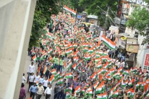 મેરી શાન તિરંગા હે,  મેરી જાન તિરંગા હે હર ઘર તિરંગા, હર ઘર સ્વચ્છતા અભિયાન અંતર્ગત આજે રાજકોટ મહાનગર ખાતે કેબિનેટ મંત્રી શ્રી રાઘવજીભાઈ પટેલની વિશેષ ઉપસ્થિતિમાં ભવ્ય તિરંગા યાત્રા સંપન્ન થઈ.  આ અવસરે પ્રદેશ ઉપાધ્યક્ષ ડૉ. ભરતભાઈ બોધરા, પ્રદેશ મંત્રી બીનાબેન આચાર્ય, યુવા મોરચાના પ્રદેશ પ્રમુખ ડૉ.પ્રશાંતભાઈ કોરાટ, મેયર શ્રીમતી નયનાબેન પેઢડીયા, મહાનગરના અધ્યક્ષ ડૉ.માધવભાઈ દવે સહિત હોદ્દેદારો, ધારાસભ્યશ્રીઓ, સામાજિક આગેવાનો અને મોટી સંખ્યામાં નગરજનો જોડાયા.  #HarGharTiranga #તિરંગા_યાત્રા #TirangaYatra