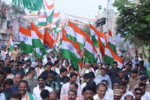 विजयी विश्व तिरंगा प्यारा, झंडा ऊंचा रहे हमारा। હર ઘર તિરંગા, હર ઘર સ્વચ્છતા અભિયાન અંતર્ગત આજે માનનીય મુખ્યમંત્રી શ્રી Bhupendra Patel ની વિશેષ ઉપસ્થિતિમાં કર્ણાવતી મહાનગર ખાતે ભવ્ય તિરંગા યાત્રા યોજાઈ. આ તિરંગા યાત્રામાં કેબિનેટ મંત્રી શ્રી ઋષિકેશભાઈ પટેલ, ગૃહ રાજ્યમંત્રી શ્રી હર્ષભાઈ સંઘવી, રાજ્યકક્ષાના મંત્રી શ્રી જગદીશભાઈ વિશ્વકર્મા, મેયર શ્રીમતી પ્રતિભાબેન જૈન, મહાનગરના અધ્યક્ષ શ્રી પ્રેરકભાઈ શાહ સહિત હોદ્દેદારો, ધારાસભ્યશ્રીઓ, સામાજિક આગેવાનો અને હજારોની સંખ્યામાં નગરજનો જોડાયા. #HarGharTiranga