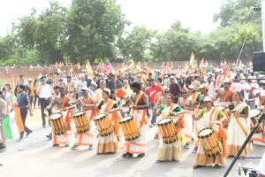 ઘરે-ઘરે તિરંગો લહેરાવીએ  દેશભક્તિના રંગે રંગાઈએ  હર તિરંગા, હર ઘર સ્વચ્છતા અભિયાન અંતર્ગત ગતરોજ વડોદરા મહાનગર ખાતે ગૃહ રાજ્યમંત્રી શ્રી હર્ષભાઈ સંઘવીની વિશેષ ઉપસ્થિતિમાં ભવ્ય તિરંગા યાત્રા યોજાઈ.  આ તિરંગા યાત્રામાં વિધાનસભાના મુખ્ય દંડક શ્રી બાળકૃષ્ણભાઈ શુક્લ, મેયર શ્રીમતી પિન્કીબેન સોની, મહાનગરના અધ્યક્ષ ડૉ.જયપ્રકાશ સોની સહિત હોદ્દેદારો, ધારાસભ્યશ્રીઓ અને મોટી સંખ્યામાં નગરજનો જોડાયા.  #HarGharTiranga #તિરંગા_યાત્રા  #TirangaYatra