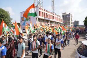 તિરંગાના રંગે રંગાયું, આપણું પાટનગર ગાંધીનગર  'હર તિરંગા, હર ઘર સ્વચ્છતા અભિયાન' અંતર્ગત આજે ગાંધીનગર મહાનગર ખાતે કેબિનેટ મંત્રી શ્રી ભાનુબેન બાબરીયાની વિશેષ ઉપસ્થિતિમાં ભવ્ય તિરંગા યાત્રા સંપન્ન થઇ. આ તિરંગા યાત્રામાં મેયર શ્રીમતી મીરાબેન પટેલ, મહાનગરના અધ્યક્ષ શ્રી આશિષભાઈ દવે સહિત હોદ્દેદારો, ધારાસભ્યશ્રીઓ, સામાજિક આગેવાનો અને મોટી સંખ્યામાં નગરજનો જોડાયા.  #HarGharTiranga #તિરંગા_યાત્રા  #TirangaYatra