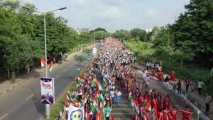 તિરંગાના રંગે રંગાયું, આપણું પાટનગર ગાંધીનગર 'હર તિરંગા, હર ઘર સ્વચ્છતા અભિયાન' અંતર્ગત આજે ગાંધીનગર મહાનગર ખાતે કેબિનેટ મંત્રી શ્રી ભાનુબેન બાબરીયાની વિશેષ ઉપસ્થિતિમાં ભવ્ય તિરંગા યાત્રા સંપન્ન થઇ. આ તિરંગા યાત્રામાં મેયર શ્રીમતી મીરાબેન પટેલ, મહાનગરના અધ્યક્ષ શ્રી આશિષભાઈ દવે સહિત હોદ્દેદારો, ધારાસભ્યશ્રીઓ, સામાજિક આગેવાનો અને મોટી સંખ્યામાં નગરજનો જોડાયા. #HarGharTiranga #તિરંગા_યાત્રા #TirangaYatra