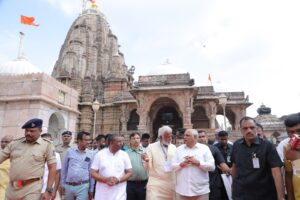 પવિત્ર શ્રાવણ માસના ત્રીજા સોમવાર નિમિતે માનનીય મુખ્યમંત્રી શ્રી Bhupendra Patel એ વડનગરમાં પૌરાણિક મહત્વ ધરાવતા હાટકેશ્વર મહાદેવના દર્શન અને પૂજા- અર્ચના કરી સૌ નાગરિકોની સુખાકારી, સમૃદ્ધિ અને શાંતિ માટે પ્રાર્થના કરી. હર હર મહાદેવ