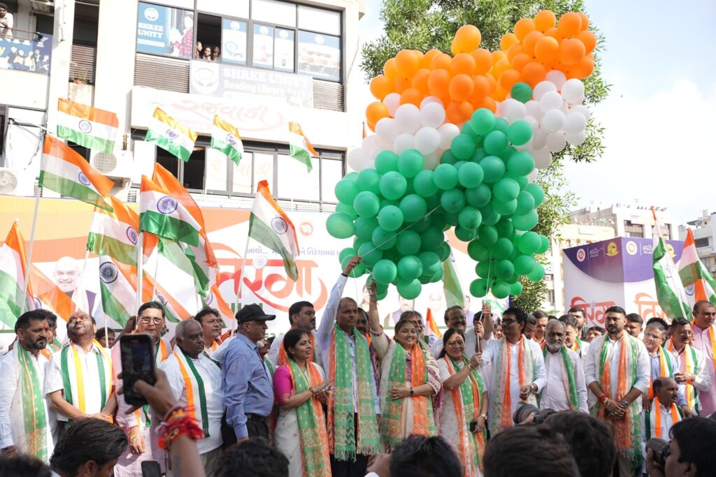 તિરંગાના રંગે રંગાયું, આપણું પાટનગર ગાંધીનગર  'હર તિરંગા, હર ઘર સ્વચ્છતા અભિયાન' અંતર્ગત આજે ગાંધીનગર મહાનગર ખાતે કેબિનેટ મંત્રી શ્રી ભાનુબેન બાબરીયાની વિશેષ ઉપસ્થિતિમાં ભવ્ય તિરંગા યાત્રા સંપન્ન થઇ. આ તિરંગા યાત્રામાં મેયર શ્રીમતી મીરાબેન પટેલ, મહાનગરના અધ્યક્ષ શ્રી આશિષભાઈ દવે સહિત હોદ્દેદારો, ધારાસભ્યશ્રીઓ, સામાજિક આગેવાનો અને મોટી સંખ્યામાં નગરજનો જોડાયા.  #HarGharTiranga #તિરંગા_યાત્રા  #TirangaYatra