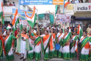 विजयी विश्व तिरंगा प्यारा, झंडा ऊंचा रहे हमारा। હર ઘર તિરંગા, હર ઘર સ્વચ્છતા અભિયાન અંતર્ગત આજે માનનીય મુખ્યમંત્રી શ્રી Bhupendra Patel ની વિશેષ ઉપસ્થિતિમાં કર્ણાવતી મહાનગર ખાતે ભવ્ય તિરંગા યાત્રા યોજાઈ. આ તિરંગા યાત્રામાં કેબિનેટ મંત્રી શ્રી ઋષિકેશભાઈ પટેલ, ગૃહ રાજ્યમંત્રી શ્રી હર્ષભાઈ સંઘવી, રાજ્યકક્ષાના મંત્રી શ્રી જગદીશભાઈ વિશ્વકર્મા, મેયર શ્રીમતી પ્રતિભાબેન જૈન, મહાનગરના અધ્યક્ષ શ્રી પ્રેરકભાઈ શાહ સહિત હોદ્દેદારો, ધારાસભ્યશ્રીઓ, સામાજિક આગેવાનો અને હજારોની સંખ્યામાં નગરજનો જોડાયા. #HarGharTiranga