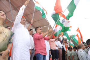 ઘરે-ઘરે તિરંગો લહેરાવીએ  દેશભક્તિના રંગે રંગાઈએ  હર તિરંગા, હર ઘર સ્વચ્છતા અભિયાન અંતર્ગત ગતરોજ વડોદરા મહાનગર ખાતે ગૃહ રાજ્યમંત્રી શ્રી હર્ષભાઈ સંઘવીની વિશેષ ઉપસ્થિતિમાં ભવ્ય તિરંગા યાત્રા યોજાઈ.  આ તિરંગા યાત્રામાં વિધાનસભાના મુખ્ય દંડક શ્રી બાળકૃષ્ણભાઈ શુક્લ, મેયર શ્રીમતી પિન્કીબેન સોની, મહાનગરના અધ્યક્ષ ડૉ.જયપ્રકાશ સોની સહિત હોદ્દેદારો, ધારાસભ્યશ્રીઓ અને મોટી સંખ્યામાં નગરજનો જોડાયા.  #HarGharTiranga #તિરંગા_યાત્રા  #TirangaYatra