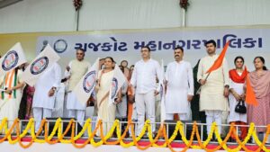 મેરી શાન તિરંગા હે,  મેરી જાન તિરંગા હે હર ઘર તિરંગા, હર ઘર સ્વચ્છતા અભિયાન અંતર્ગત આજે રાજકોટ મહાનગર ખાતે કેબિનેટ મંત્રી શ્રી રાઘવજીભાઈ પટેલની વિશેષ ઉપસ્થિતિમાં ભવ્ય તિરંગા યાત્રા સંપન્ન થઈ.  આ અવસરે પ્રદેશ ઉપાધ્યક્ષ ડૉ. ભરતભાઈ બોધરા, પ્રદેશ મંત્રી બીનાબેન આચાર્ય, યુવા મોરચાના પ્રદેશ પ્રમુખ ડૉ.પ્રશાંતભાઈ કોરાટ, મેયર શ્રીમતી નયનાબેન પેઢડીયા, મહાનગરના અધ્યક્ષ ડૉ.માધવભાઈ દવે સહિત હોદ્દેદારો, ધારાસભ્યશ્રીઓ, સામાજિક આગેવાનો અને મોટી સંખ્યામાં નગરજનો જોડાયા.  #HarGharTiranga #તિરંગા_યાત્રા #TirangaYatra