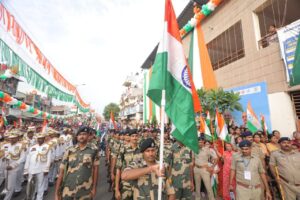 विजयी विश्व तिरंगा प्यारा, झंडा ऊंचा रहे हमारा। હર ઘર તિરંગા, હર ઘર સ્વચ્છતા અભિયાન અંતર્ગત આજે માનનીય મુખ્યમંત્રી શ્રી Bhupendra Patel ની વિશેષ ઉપસ્થિતિમાં કર્ણાવતી મહાનગર ખાતે ભવ્ય તિરંગા યાત્રા યોજાઈ. આ તિરંગા યાત્રામાં કેબિનેટ મંત્રી શ્રી ઋષિકેશભાઈ પટેલ, ગૃહ રાજ્યમંત્રી શ્રી હર્ષભાઈ સંઘવી, રાજ્યકક્ષાના મંત્રી શ્રી જગદીશભાઈ વિશ્વકર્મા, મેયર શ્રીમતી પ્રતિભાબેન જૈન, મહાનગરના અધ્યક્ષ શ્રી પ્રેરકભાઈ શાહ સહિત હોદ્દેદારો, ધારાસભ્યશ્રીઓ, સામાજિક આગેવાનો અને હજારોની સંખ્યામાં નગરજનો જોડાયા. #HarGharTiranga