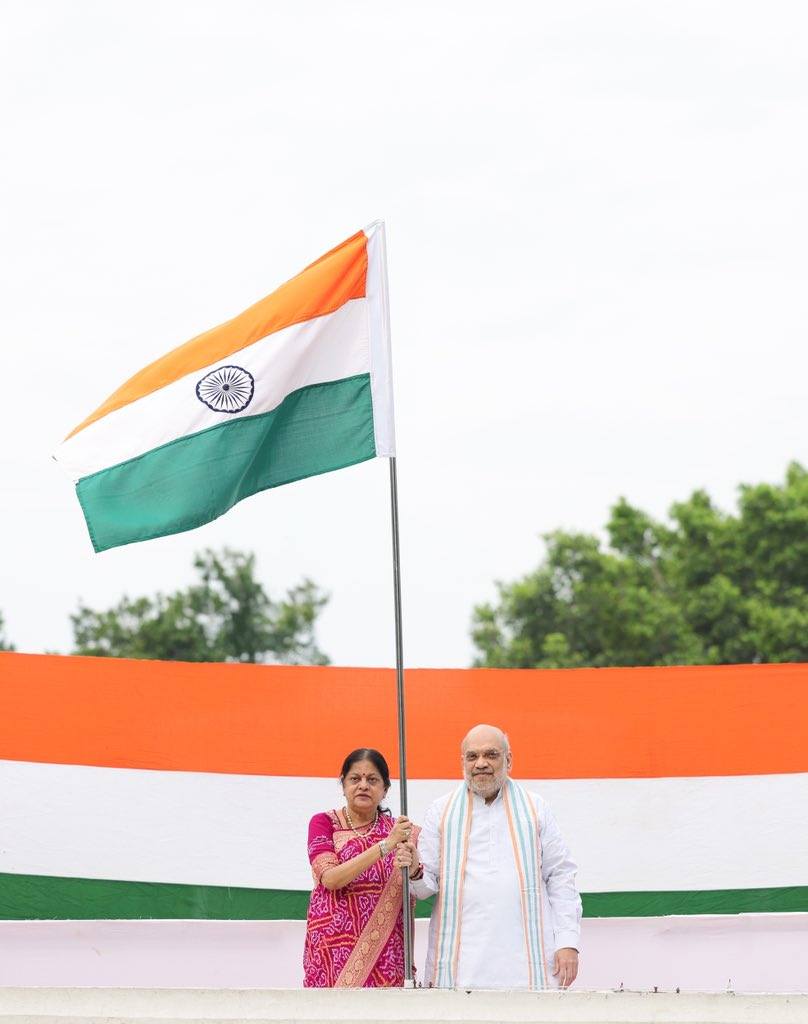 હર ઘર તિરંગા અભિયાન અંતર્ગત ગાંધીનગર લોકસભાના લોકપ્રિય સાંસદ તથા કેન્દ્રીય ગૃહ અને સહકાર મંત્રી શ્રી Amit Shah એ તેમના નિવાસસ્થાને તિરંગો લહેરાવ્યો. આવો, તમે પણ હર ઘર તિરંગા અભિયાનમાં જોડાઓ અને ઘરે તિરંગો લહેરાવો.  ભારત માતા કી જય 🇮🇳 #HarGharTiranga