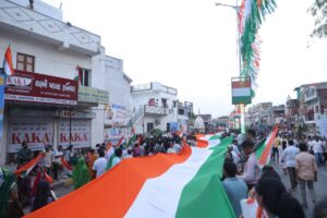 विजयी विश्व तिरंगा प्यारा, झंडा ऊंचा रहे हमारा। હર ઘર તિરંગા, હર ઘર સ્વચ્છતા અભિયાન અંતર્ગત આજે માનનીય મુખ્યમંત્રી શ્રી Bhupendra Patel ની વિશેષ ઉપસ્થિતિમાં કર્ણાવતી મહાનગર ખાતે ભવ્ય તિરંગા યાત્રા યોજાઈ. આ તિરંગા યાત્રામાં કેબિનેટ મંત્રી શ્રી ઋષિકેશભાઈ પટેલ, ગૃહ રાજ્યમંત્રી શ્રી હર્ષભાઈ સંઘવી, રાજ્યકક્ષાના મંત્રી શ્રી જગદીશભાઈ વિશ્વકર્મા, મેયર શ્રીમતી પ્રતિભાબેન જૈન, મહાનગરના અધ્યક્ષ શ્રી પ્રેરકભાઈ શાહ સહિત હોદ્દેદારો, ધારાસભ્યશ્રીઓ, સામાજિક આગેવાનો અને હજારોની સંખ્યામાં નગરજનો જોડાયા. #HarGharTiranga