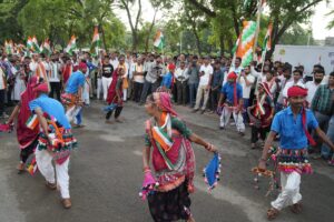 તિરંગાના રંગે રંગાયું, આપણું પાટનગર ગાંધીનગર  'હર તિરંગા, હર ઘર સ્વચ્છતા અભિયાન' અંતર્ગત આજે ગાંધીનગર મહાનગર ખાતે કેબિનેટ મંત્રી શ્રી ભાનુબેન બાબરીયાની વિશેષ ઉપસ્થિતિમાં ભવ્ય તિરંગા યાત્રા સંપન્ન થઇ. આ તિરંગા યાત્રામાં મેયર શ્રીમતી મીરાબેન પટેલ, મહાનગરના અધ્યક્ષ શ્રી આશિષભાઈ દવે સહિત હોદ્દેદારો, ધારાસભ્યશ્રીઓ, સામાજિક આગેવાનો અને મોટી સંખ્યામાં નગરજનો જોડાયા.  #HarGharTiranga #તિરંગા_યાત્રા  #TirangaYatra