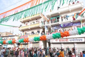 विजयी विश्व तिरंगा प्यारा, झंडा ऊंचा रहे हमारा। હર ઘર તિરંગા, હર ઘર સ્વચ્છતા અભિયાન અંતર્ગત આજે માનનીય મુખ્યમંત્રી શ્રી Bhupendra Patel ની વિશેષ ઉપસ્થિતિમાં કર્ણાવતી મહાનગર ખાતે ભવ્ય તિરંગા યાત્રા યોજાઈ. આ તિરંગા યાત્રામાં કેબિનેટ મંત્રી શ્રી ઋષિકેશભાઈ પટેલ, ગૃહ રાજ્યમંત્રી શ્રી હર્ષભાઈ સંઘવી, રાજ્યકક્ષાના મંત્રી શ્રી જગદીશભાઈ વિશ્વકર્મા, મેયર શ્રીમતી પ્રતિભાબેન જૈન, મહાનગરના અધ્યક્ષ શ્રી પ્રેરકભાઈ શાહ સહિત હોદ્દેદારો, ધારાસભ્યશ્રીઓ, સામાજિક આગેવાનો અને હજારોની સંખ્યામાં નગરજનો જોડાયા. #HarGharTiranga