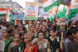 विजयी विश्व तिरंगा प्यारा, झंडा ऊंचा रहे हमारा। હર ઘર તિરંગા, હર ઘર સ્વચ્છતા અભિયાન અંતર્ગત આજે માનનીય મુખ્યમંત્રી શ્રી Bhupendra Patel ની વિશેષ ઉપસ્થિતિમાં કર્ણાવતી મહાનગર ખાતે ભવ્ય તિરંગા યાત્રા યોજાઈ. આ તિરંગા યાત્રામાં કેબિનેટ મંત્રી શ્રી ઋષિકેશભાઈ પટેલ, ગૃહ રાજ્યમંત્રી શ્રી હર્ષભાઈ સંઘવી, રાજ્યકક્ષાના મંત્રી શ્રી જગદીશભાઈ વિશ્વકર્મા, મેયર શ્રીમતી પ્રતિભાબેન જૈન, મહાનગરના અધ્યક્ષ શ્રી પ્રેરકભાઈ શાહ સહિત હોદ્દેદારો, ધારાસભ્યશ્રીઓ, સામાજિક આગેવાનો અને હજારોની સંખ્યામાં નગરજનો જોડાયા. #HarGharTiranga