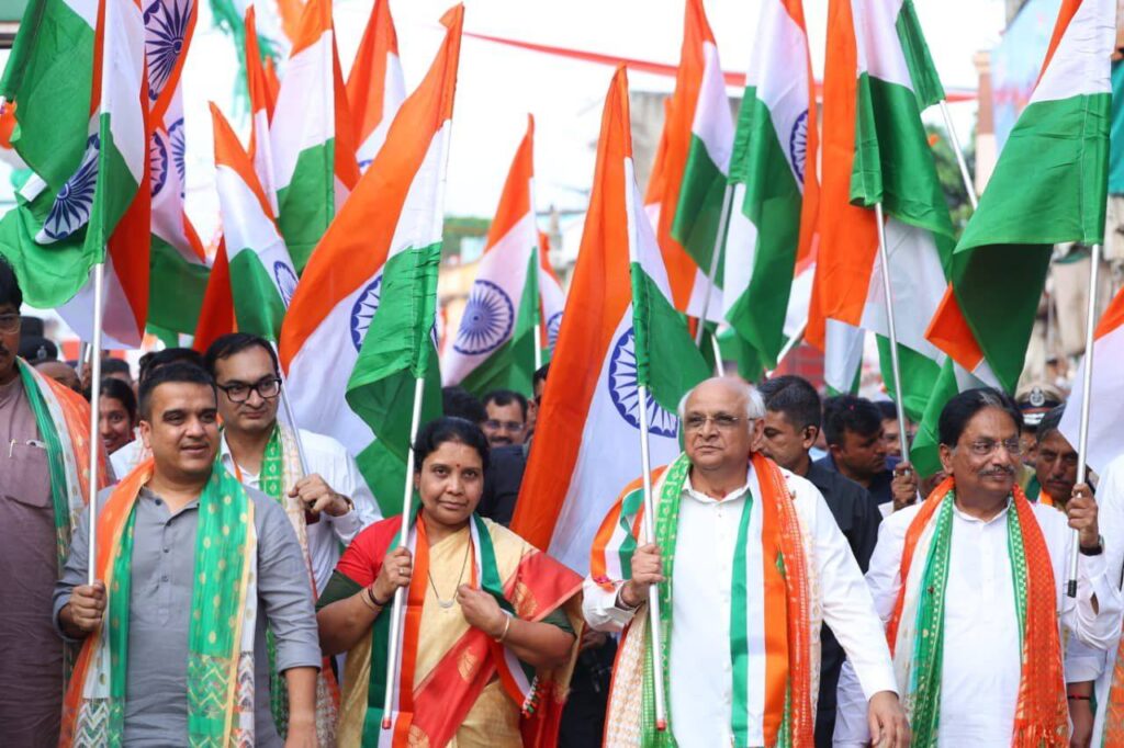 विजयी विश्व तिरंगा प्यारा, झंडा ऊंचा रहे हमारा। હર ઘર તિરંગા, હર ઘર સ્વચ્છતા અભિયાન અંતર્ગત આજે માનનીય મુખ્યમંત્રી શ્રી Bhupendra Patel ની વિશેષ ઉપસ્થિતિમાં કર્ણાવતી મહાનગર ખાતે ભવ્ય તિરંગા યાત્રા યોજાઈ. આ તિરંગા યાત્રામાં કેબિનેટ મંત્રી શ્રી ઋષિકેશભાઈ પટેલ, ગૃહ રાજ્યમંત્રી શ્રી હર્ષભાઈ સંઘવી, રાજ્યકક્ષાના મંત્રી શ્રી જગદીશભાઈ વિશ્વકર્મા, મેયર શ્રીમતી પ્રતિભાબેન જૈન, મહાનગરના અધ્યક્ષ શ્રી પ્રેરકભાઈ શાહ સહિત હોદ્દેદારો, ધારાસભ્યશ્રીઓ, સામાજિક આગેવાનો અને હજારોની સંખ્યામાં નગરજનો જોડાયા. #HarGharTiranga