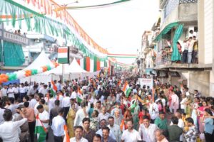 विजयी विश्व तिरंगा प्यारा, झंडा ऊंचा रहे हमारा। હર ઘર તિરંગા, હર ઘર સ્વચ્છતા અભિયાન અંતર્ગત આજે માનનીય મુખ્યમંત્રી શ્રી Bhupendra Patel ની વિશેષ ઉપસ્થિતિમાં કર્ણાવતી મહાનગર ખાતે ભવ્ય તિરંગા યાત્રા યોજાઈ. આ તિરંગા યાત્રામાં કેબિનેટ મંત્રી શ્રી ઋષિકેશભાઈ પટેલ, ગૃહ રાજ્યમંત્રી શ્રી હર્ષભાઈ સંઘવી, રાજ્યકક્ષાના મંત્રી શ્રી જગદીશભાઈ વિશ્વકર્મા, મેયર શ્રીમતી પ્રતિભાબેન જૈન, મહાનગરના અધ્યક્ષ શ્રી પ્રેરકભાઈ શાહ સહિત હોદ્દેદારો, ધારાસભ્યશ્રીઓ, સામાજિક આગેવાનો અને હજારોની સંખ્યામાં નગરજનો જોડાયા. #HarGharTiranga