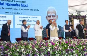"अब दुनिया के दर्जनों देशों में जो EV चलेगी, उसमें लिखा होगा - MADE IN INDIA!" વિશ્વના સૌથી લોકપ્રિય નેતા અને આપણા યશસ્વી પ્રધાનમંત્રી શ્રી Narendra Modi જીએ આજે હાંસલપુર ખાતે મુખ્યમંત્રી શ્રી Bhupendra Patel ની વિશેષ ઉપસ્થિતિમાં સુઝુકી મોટરના હાઇબ્રિડ બેટરી ઇલેક્ટ્રોડ્સના સ્થાનિક ઉત્પાદનનું ઉદ્ઘાટન કર્યું અને MADE IN INDIA ઇલેક્ટ્રિક કાર ‘eVITARA’નું ફ્લેગ-ઓફ કરાવ્યું. આ સાથે જ પ્રધાનમંત્રીશ્રીએ આત્મનિર્ભર ભારત અભિયાનને વેગ આપવા સાથે જાપાન ‘વિકસિત ભારત@2047’ના નિર્માણમાં એક વિશ્વસનીય પાર્ટનર બનીને સાથે ચાલશે તેવો વિશ્વાસ વ્યક્ત કર્યો હતો. #PMinGujarat