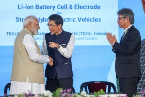 "अब दुनिया के दर्जनों देशों में जो EV चलेगी, उसमें लिखा होगा - MADE IN INDIA!" વિશ્વના સૌથી લોકપ્રિય નેતા અને આપણા યશસ્વી પ્રધાનમંત્રી શ્રી Narendra Modi જીએ આજે હાંસલપુર ખાતે મુખ્યમંત્રી શ્રી Bhupendra Patel ની વિશેષ ઉપસ્થિતિમાં સુઝુકી મોટરના હાઇબ્રિડ બેટરી ઇલેક્ટ્રોડ્સના સ્થાનિક ઉત્પાદનનું ઉદ્ઘાટન કર્યું અને MADE IN INDIA ઇલેક્ટ્રિક કાર ‘eVITARA’નું ફ્લેગ-ઓફ કરાવ્યું. આ સાથે જ પ્રધાનમંત્રીશ્રીએ આત્મનિર્ભર ભારત અભિયાનને વેગ આપવા સાથે જાપાન ‘વિકસિત ભારત@2047’ના નિર્માણમાં એક વિશ્વસનીય પાર્ટનર બનીને સાથે ચાલશે તેવો વિશ્વાસ વ્યક્ત કર્યો હતો. #PMinGujarat