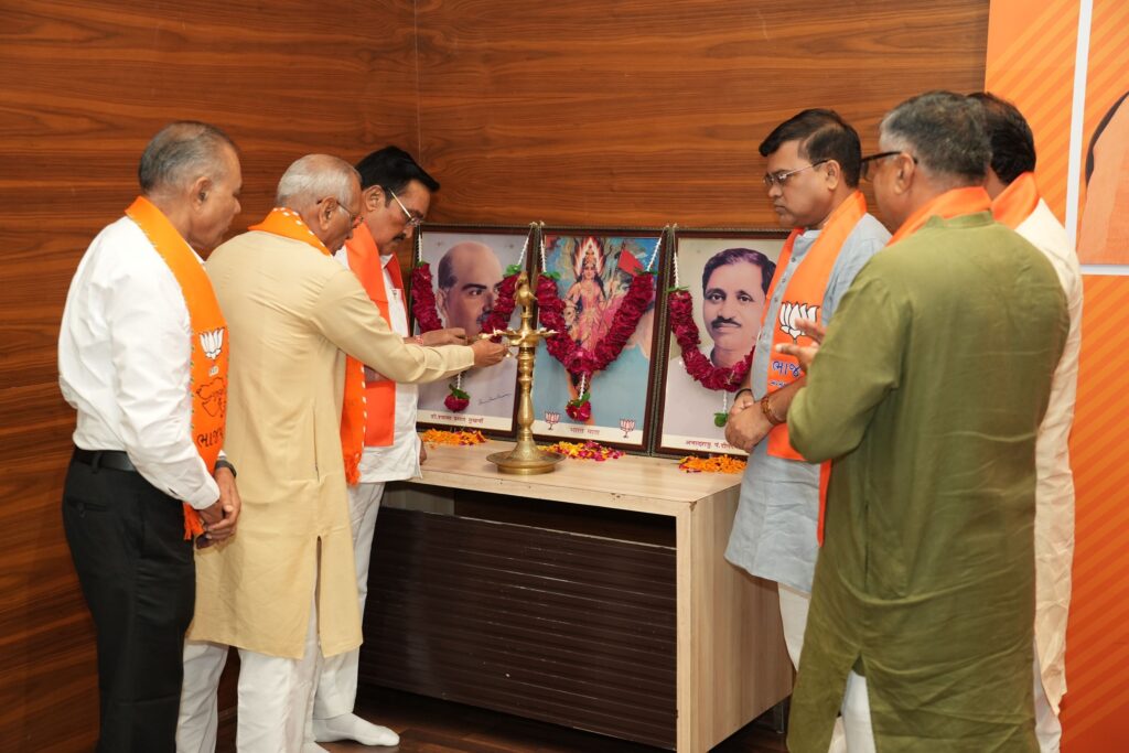 માનનીય પ્રધાનમંત્રી શ્રી Narendra Modi ના જન્મદિવસની ઉજવણીના ભાગરૂપે સેવા પખવાડિયા અંતર્ગત વિવિધ કાર્યક્રમોનું આયોજન થનાર છે. સેવા પખવાડિયાના આયોજન માટે આજે પ્રદેશ કાર્યાલય 'શ્રી કમલમ્' ખાતે કેન્દ્રીય જળશક્તિ મંત્રી અને પ્રદેશ અધ્યક્ષ શ્રી C R Paatil ની અધ્યક્ષતામાં વિશેષ બેઠક યોજાઈ. આ પ્રસંગે પ્રદેશ સંગઠન મહામંત્રી શ્રી રત્નાકરજી, કેન્દ્રીય રાજ્યમંત્રી શ્રીમતી નિમુબેન બાંભણીયા, પ્રદેશ કોષાધ્યક્ષ શ્રી સુરેન્દ્રભાઈ પટેલ, પ્રદેશ મહામંત્રી શ્રી રજનીભાઈ પટેલ, શ્રી વિનોદભાઈ ચાવડા, પ્રદેશ ઉપાધ્યક્ષ શ્રી ગોરધનભાઈ ઝડફીયા સહિત પ્રદેશ પદાધિકારીશ્રીઓ, રાજ્ય સરકારના મંત્રીશ્રીઓ, જિલ્લા/મહાનગર પ્રમુખશ્રીઓ, સાંસદશ્રીઓ અને ધારાસભ્યશ્રીઓ વિશેષ ઉપસ્થિત રહ્યાં. માનનીય પ્રધાનમંત્રી શ્રી Narendra Modi ના જન્મદિવસની ઉજવણીના ભાગરૂપે સેવા પખવાડિયા અંતર્ગત વિવિધ કાર્યક્રમોનું આયોજન થનાર છે. સેવા પખવાડિયાના આયોજન માટે આજે પ્રદેશ કાર્યાલય 'શ્રી કમલમ્' ખાતે કેન્દ્રીય જળશક્તિ મંત્રી અને પ્રદેશ અધ્યક્ષ શ્રી C R Paatil ની અધ્યક્ષતામાં વિશેષ બેઠક યોજાઈ. આ પ્રસંગે પ્રદેશ સંગઠન મહામંત્રી શ્રી રત્નાકરજી, કેન્દ્રીય રાજ્યમંત્રી શ્રીમતી નિમુબેન બાંભણીયા, પ્રદેશ કોષાધ્યક્ષ શ્રી સુરેન્દ્રભાઈ પટેલ, પ્રદેશ મહામંત્રી શ્રી રજનીભાઈ પટેલ, શ્રી વિનોદભાઈ ચાવડા, પ્રદેશ ઉપાધ્યક્ષ શ્રી ગોરધનભાઈ ઝડફીયા સહિત પ્રદેશ પદાધિકારીશ્રીઓ, રાજ્ય સરકારના મંત્રીશ્રીઓ, જિલ્લા/મહાનગર પ્રમુખશ્રીઓ, સાંસદશ્રીઓ અને ધારાસભ્યશ્રીઓ વિશેષ ઉપસ્થિત રહ્યાં.