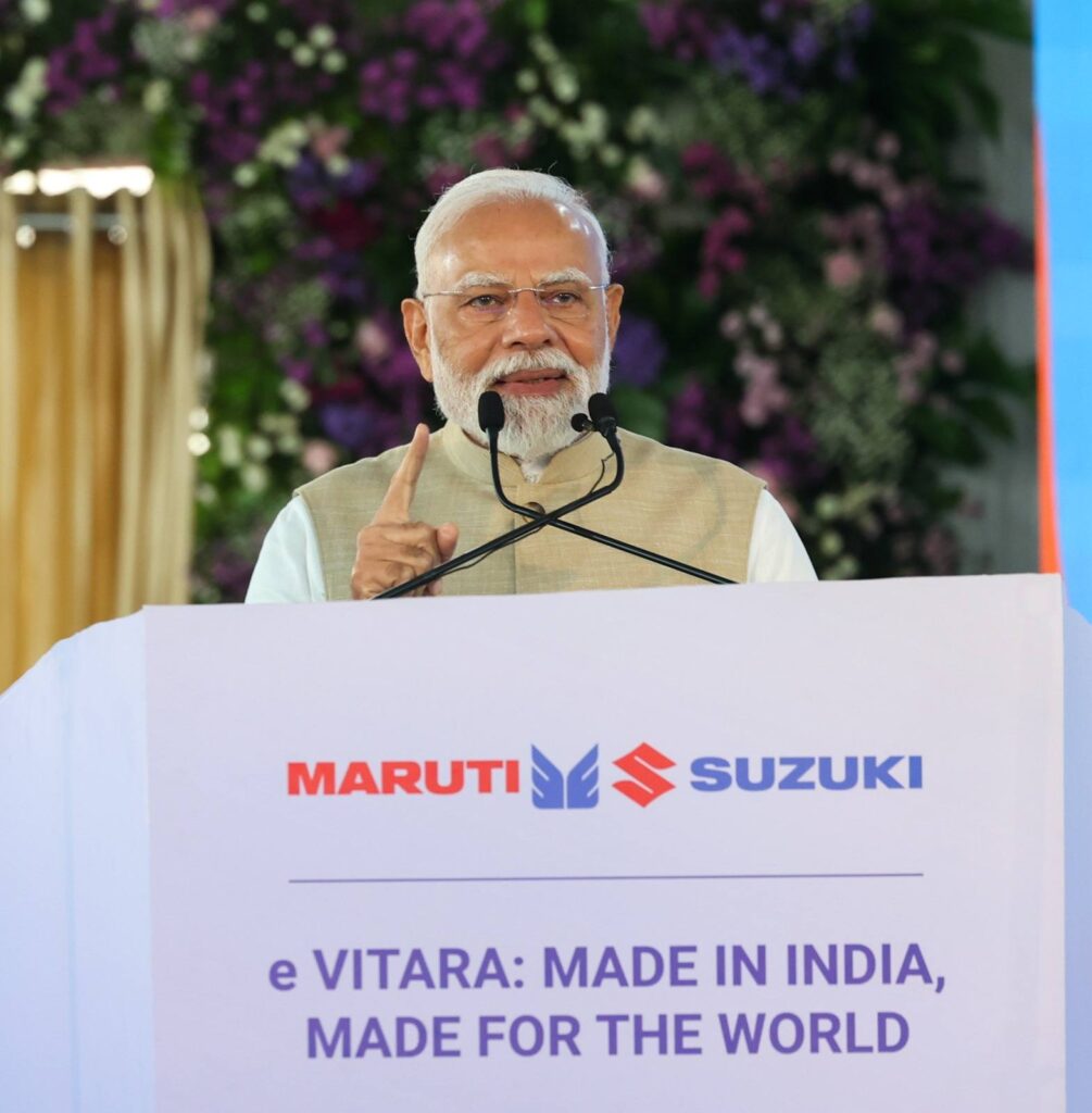"अब दुनिया के दर्जनों देशों में जो EV चलेगी, उसमें लिखा होगा - MADE IN INDIA!" વિશ્વના સૌથી લોકપ્રિય નેતા અને આપણા યશસ્વી પ્રધાનમંત્રી શ્રી Narendra Modi જીએ આજે હાંસલપુર ખાતે મુખ્યમંત્રી શ્રી Bhupendra Patel ની વિશેષ ઉપસ્થિતિમાં સુઝુકી મોટરના હાઇબ્રિડ બેટરી ઇલેક્ટ્રોડ્સના સ્થાનિક ઉત્પાદનનું ઉદ્ઘાટન કર્યું અને MADE IN INDIA ઇલેક્ટ્રિક કાર ‘eVITARA’નું ફ્લેગ-ઓફ કરાવ્યું. આ સાથે જ પ્રધાનમંત્રીશ્રીએ આત્મનિર્ભર ભારત અભિયાનને વેગ આપવા સાથે જાપાન ‘વિકસિત ભારત@2047’ના નિર્માણમાં એક વિશ્વસનીય પાર્ટનર બનીને સાથે ચાલશે તેવો વિશ્વાસ વ્યક્ત કર્યો હતો. #PMinGujarat "अब दुनिया के दर्जनों देशों में जो EV चलेगी, उसमें लिखा होगा - MADE IN INDIA!" વિશ્વના સૌથી લોકપ્રિય નેતા અને આપણા યશસ્વી પ્રધાનમંત્રી શ્રી Narendra Modi જીએ આજે હાંસલપુર ખાતે મુખ્યમંત્રી શ્રી Bhupendra Patel ની વિશેષ ઉપસ્થિતિમાં સુઝુકી મોટરના હાઇબ્રિડ બેટરી ઇલેક્ટ્રોડ્સના સ્થાનિક ઉત્પાદનનું ઉદ્ઘાટન કર્યું અને MADE IN INDIA ઇલેક્ટ્રિક કાર ‘eVITARA’નું ફ્લેગ-ઓફ કરાવ્યું. આ સાથે જ પ્રધાનમંત્રીશ્રીએ આત્મનિર્ભર ભારત અભિયાનને વેગ આપવા સાથે જાપાન ‘વિકસિત ભારત@2047’ના નિર્માણમાં એક વિશ્વસનીય પાર્ટનર બનીને સાથે ચાલશે તેવો વિશ્વાસ વ્યક્ત કર્યો હતો. #PMinGujarat