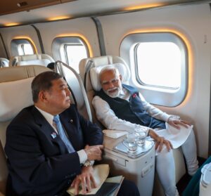 માનનીય પ્રધાનમંત્રી શ્રી Narendra Modi જીએ આજે જાપાનના પ્રધાનમંત્રી શ્રી શિગેરુ ઇશિબા સાથે બુલેટ ટ્રેનમાં મુસાફરી કરી.  આ અવસરે માનનીય પ્રધાનમંત્રીશ્રીએ જાપાનમાં બુલેટ ટ્રેન ચલાવવાની તાલીમ લઈ રહેલા ભારતીય લોકો પાઇલટ્સ સાથે પણ મુલાકાત કરી.