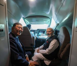 માનનીય પ્રધાનમંત્રી શ્રી Narendra Modi જીએ આજે જાપાનના પ્રધાનમંત્રી શ્રી શિગેરુ ઇશિબા સાથે બુલેટ ટ્રેનમાં મુસાફરી કરી.  આ અવસરે માનનીય પ્રધાનમંત્રીશ્રીએ જાપાનમાં બુલેટ ટ્રેન ચલાવવાની તાલીમ લઈ રહેલા ભારતીય લોકો પાઇલટ્સ સાથે પણ મુલાકાત કરી.