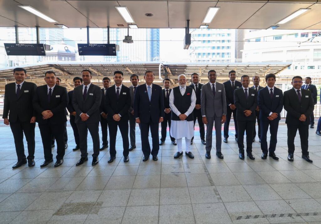માનનીય પ્રધાનમંત્રી શ્રી Narendra Modi જીએ આજે જાપાનના પ્રધાનમંત્રી શ્રી શિગેરુ ઇશિબા સાથે બુલેટ ટ્રેનમાં મુસાફરી કરી.  આ અવસરે માનનીય પ્રધાનમંત્રીશ્રીએ જાપાનમાં બુલેટ ટ્રેન ચલાવવાની તાલીમ લઈ રહેલા ભારતીય લોકો પાઇલટ્સ સાથે પણ મુલાકાત કરી.