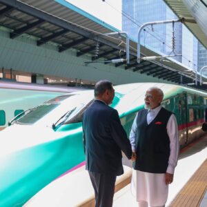 માનનીય પ્રધાનમંત્રી શ્રી Narendra Modi જીએ આજે જાપાનના પ્રધાનમંત્રી શ્રી શિગેરુ ઇશિબા સાથે બુલેટ ટ્રેનમાં મુસાફરી કરી.  આ અવસરે માનનીય પ્રધાનમંત્રીશ્રીએ જાપાનમાં બુલેટ ટ્રેન ચલાવવાની તાલીમ લઈ રહેલા ભારતીય લોકો પાઇલટ્સ સાથે પણ મુલાકાત કરી.