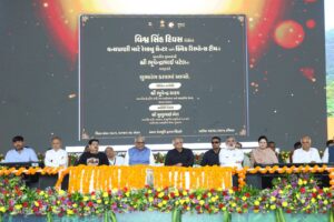 આજે 'વિશ્વ સિંહ દિવસ' અંતર્ગત દેવભૂમિ દ્વારકા જિલ્લાના ટીંબડી ખાતે માનનીય મુખ્યમંત્રી શ્રી Bhupendra Patel તથા કેન્દ્રીય મંત્રી શ્રી ભૂપેન્દ્ર યાદવજીની વિશેષ ઉપસ્થિતિમાં રાજ્યકક્ષાનો કાર્યક્રમ યોજાયો. આ કાર્યક્રમમાં વન અને પર્યાવરણ વિભાગના ₹179 કરોડના વિવિધ પ્રકલ્પોનું લોકાર્પણ અને ખાતમુહૂર્ત કરવામાં આવ્યું તેમજ એશિયાટિક સિંહોના સંરક્ષણ અને સંવર્ધનને દર્શાવતા 'Lion Estimation Report' પુસ્તકનું વિમોચન પણ કરાયું.  #WorldLionDay2025