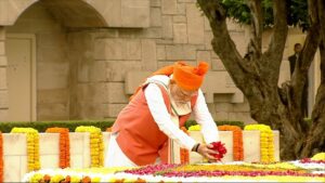 79મા સ્વતંત્રતા દિવસ નિમિત્તે માનનીય પ્રધાનમંત્રી શ્રી Narendra Modi જીએ રાજઘાટ ખાતે પૂજ્ય મહાત્મા ગાંધીજીની સમાધિને પુષ્પાંજલિ અર્પણ કરી.  #IndependenceDay2025