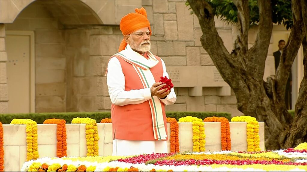 79મા સ્વતંત્રતા દિવસ નિમિત્તે માનનીય પ્રધાનમંત્રી શ્રી Narendra Modi જીએ રાજઘાટ ખાતે પૂજ્ય મહાત્મા ગાંધીજીની સમાધિને પુષ્પાંજલિ અર્પણ કરી.  #IndependenceDay2025