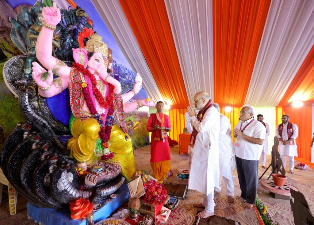 સમગ્ર દેશમાં અને ગુજરાતમાં અતૂટ શ્રદ્ધાભાવથી ગણેશોત્સવ ઉજવાઈ રહ્યો છે.  માનનીય કેન્દ્રીય ગૃહ અને સહકાર મંત્રી શ્રી Amit Shah એ આજે ન્યૂ રાણીપમાં ડિવાઇન યુનિટી ગ્રુપ દ્વારા ઓપરેશન સિંદૂર અને સ્વદેશી ભારતની થીમ પર આયોજિત 'વિનાયક વંદના'માં સહભાગી થઈ ગણપતિ બાપ્પાની પૂજા અર્ચના કરી. ગણપતિ બાપ્પા મોરિયા 🙏